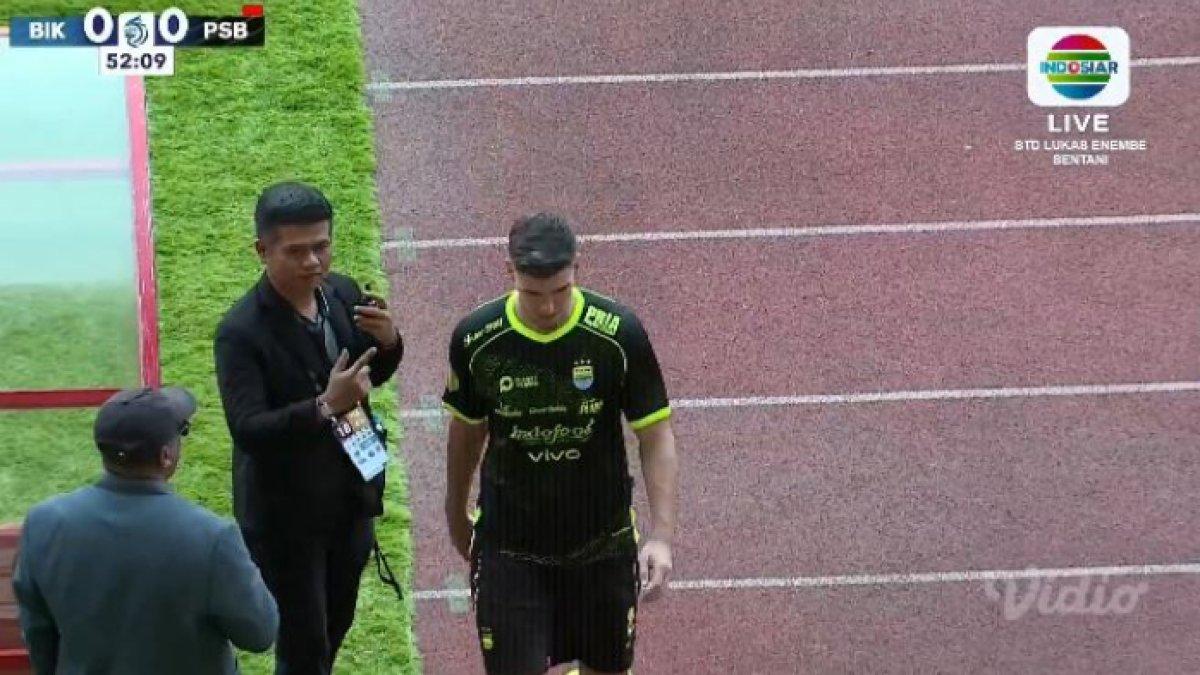 Cuplikan saat Nick Kuipers berjalan keluar lapangan seusai di kartu merah pada laga PSBS Biak kontra Persib Bandung di Stadion Lukas Enembe, Papua, Sabtu (11/1/2025).