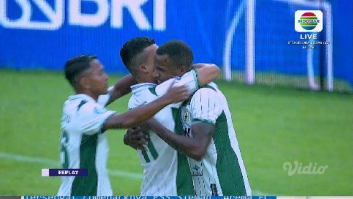 Arema FC Vs PSS Sleman - Cuplikan Nicolao Cardoso seusai catatkan gol pada laga Arema FC kontra PSS Sleman di Stadion Soepriadi, Kota Blitar, Jawa Timur, Senin (17/2/2025).