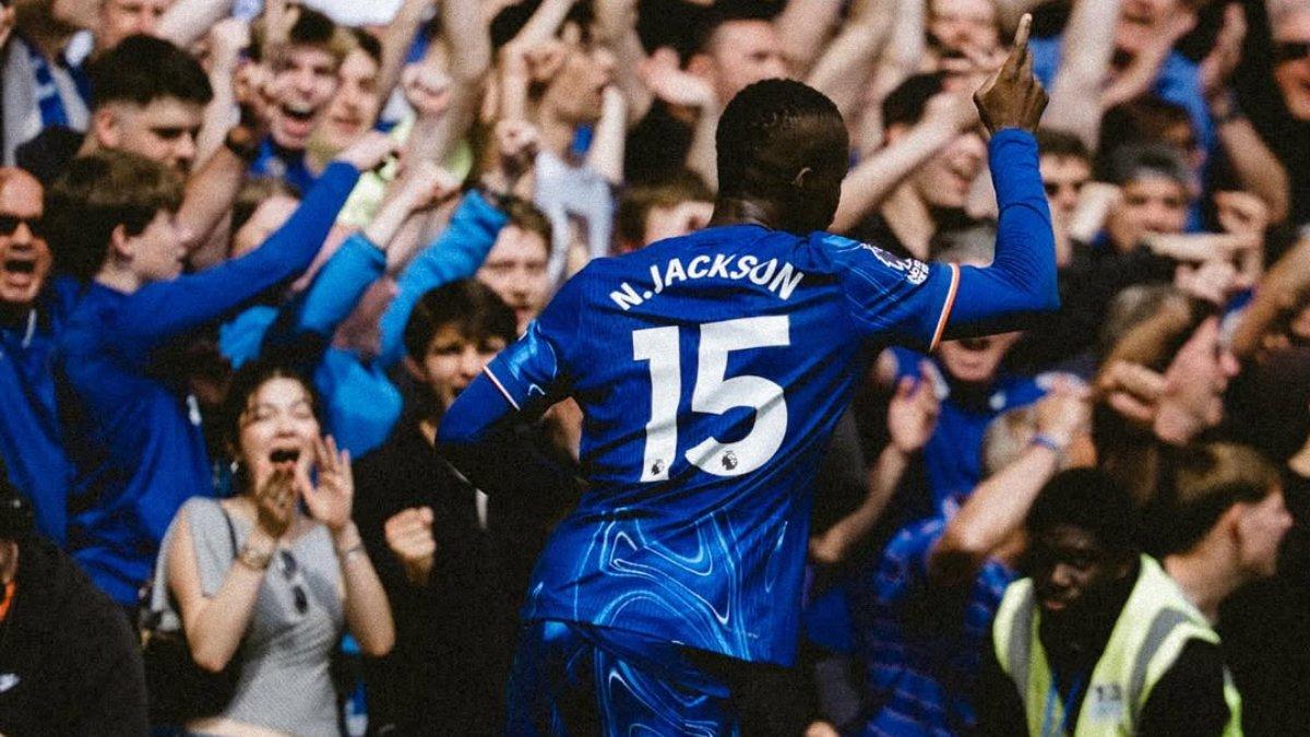 BURSA TRANSFER - Sosok Nicolas Jackson berselebrasi usai mencetak gol yang mengantarkan Chealsea memenangkan pertandingan melawan Everton dengan skor 1-0 (27/4/2025).