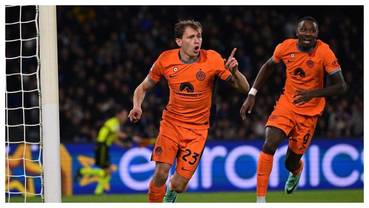 Momen saat Nicolo Barella (depan) melakukan selebrasi yang diikuti Marcus Thuram (belakang) setelah mencetakkan gol ke gawang Napoli pada, (04/12/2023).