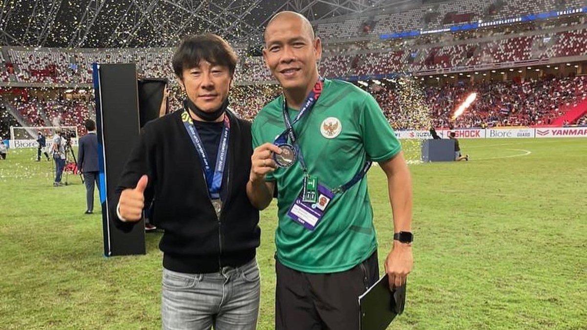 Nova Arianto (kanan) sewaktu menjadi asisten Shin Tae-yong di Timnas Indonesia.