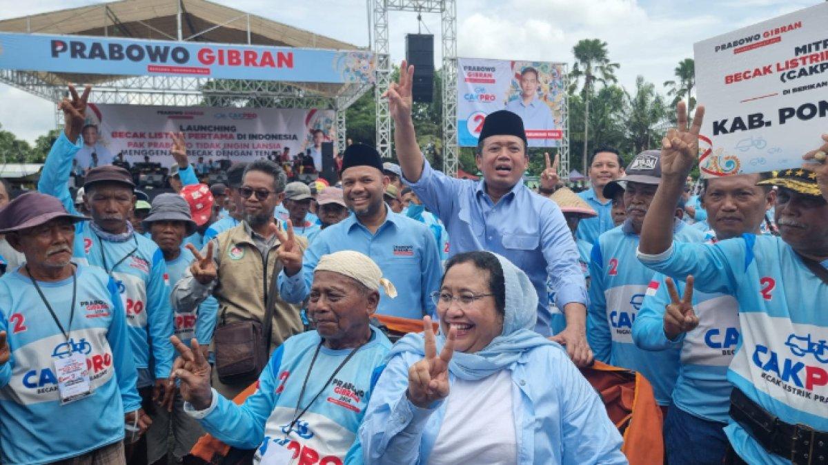 Nusron Wahid berfoto bersama para penarik becak listrik di Madiun, Senin (29/1/2024)