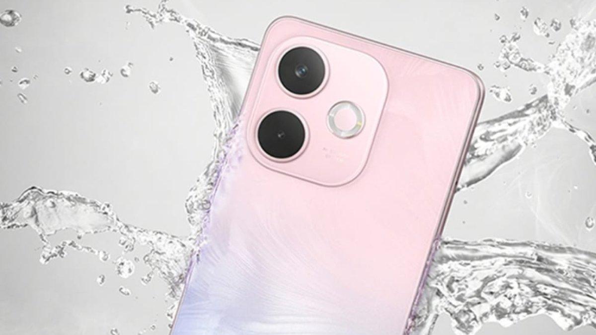 HARGA HP OPPO - Penampakan Oppo A5 Pro 5G warna Bloom Pink diakses dari oppo.com, Rabu (16/4/2025).