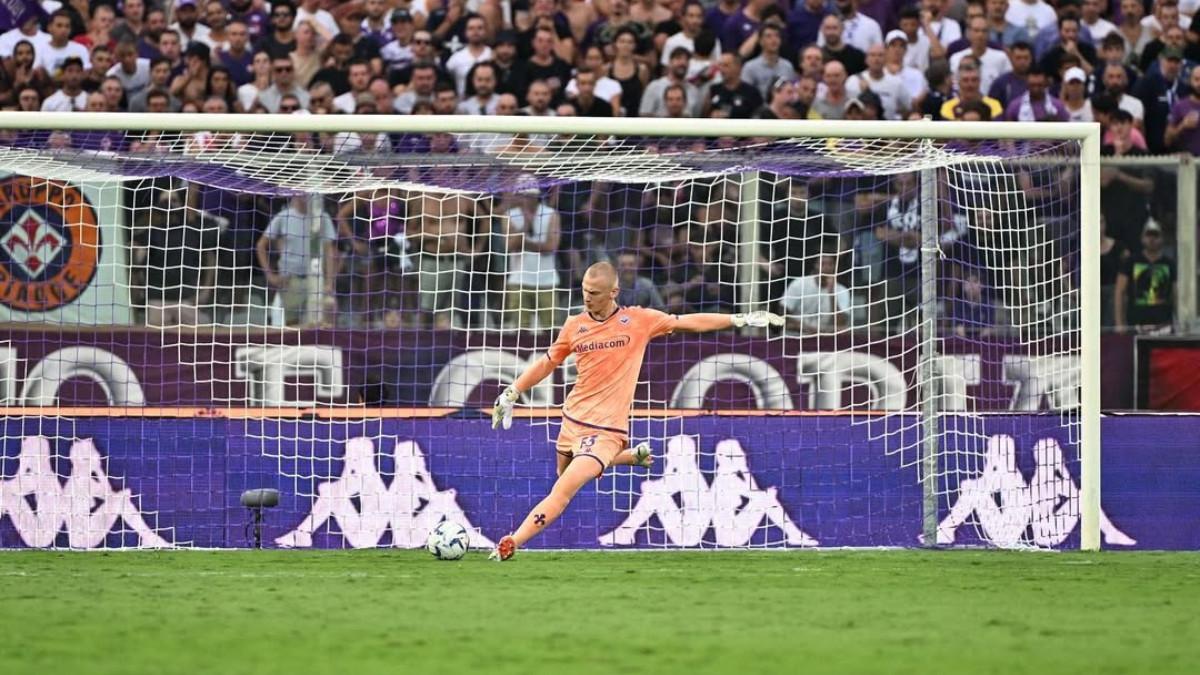 BURSA TRANSFER - Sosok Oliver Christensen menendang boa ketika menjadi tim dari Fiorentina (28/8/2023).