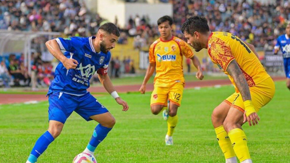 Gelandang serang PSPS Pekanbaru, Omid Popalzay (kiri) di gelaran Liga 2 2024/2025.