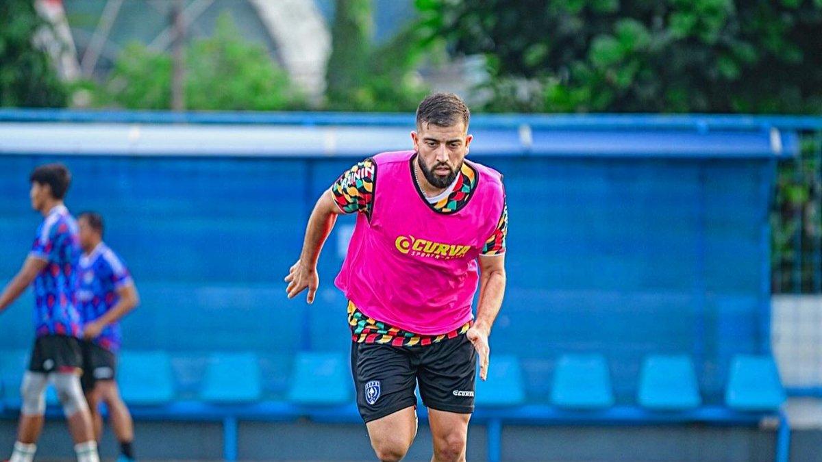 Potret Omid Papalzay tengah menjalani latihan. Terkini, Omid Papalzay alias otak serang milik Timnas Afghanistan resmi memperpanjang kontrak bersama klub Liga 2 Indonesia, PSPS Riau.
