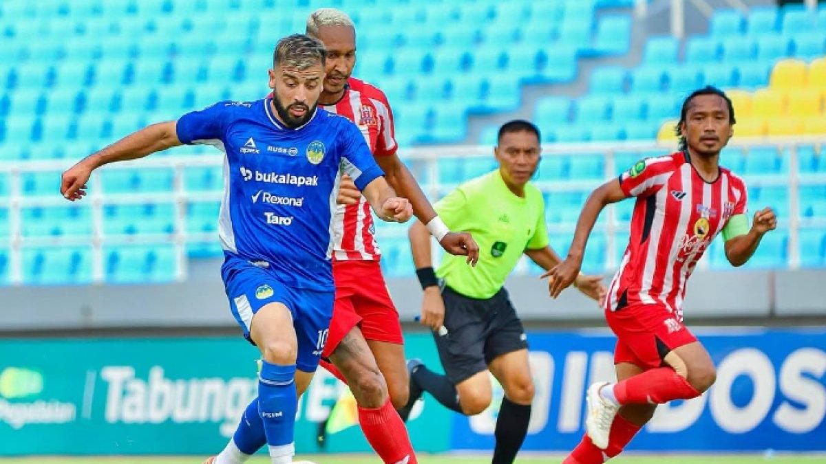 RUMOR TRANSFER PSIM YOGYAKARTA - Omid Popalzay saat membela PSIM Yogyakarta di laga kontra Deltras FC di Liga 2 2024/2025.