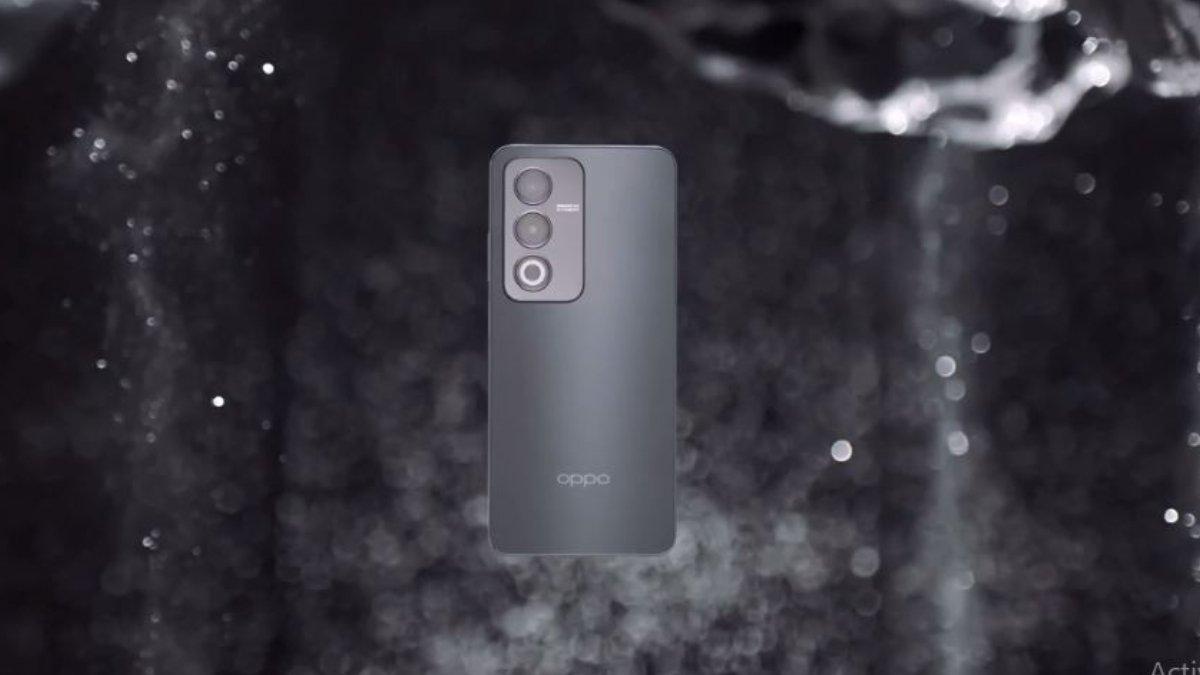 Ilustrasi Oppo A80 saat terjatuh ke dalam air.