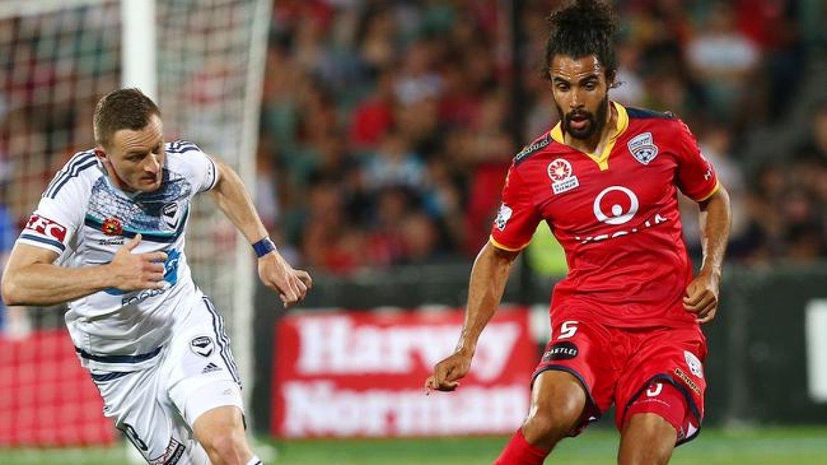 Sosok Osama Malik (kanan merah) saat berkostum Adelaide United di A-League musim 2015/2016.