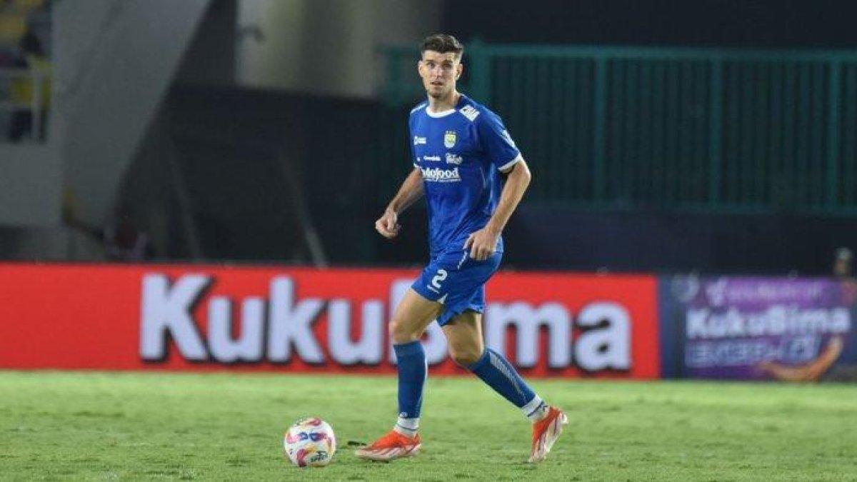 PALANG PINTU - Bek Persib Bandung asal Belanda Nick Kuipers memegang bola ketika pertandingan di musim kompetisi Liga 1 2024/2025.