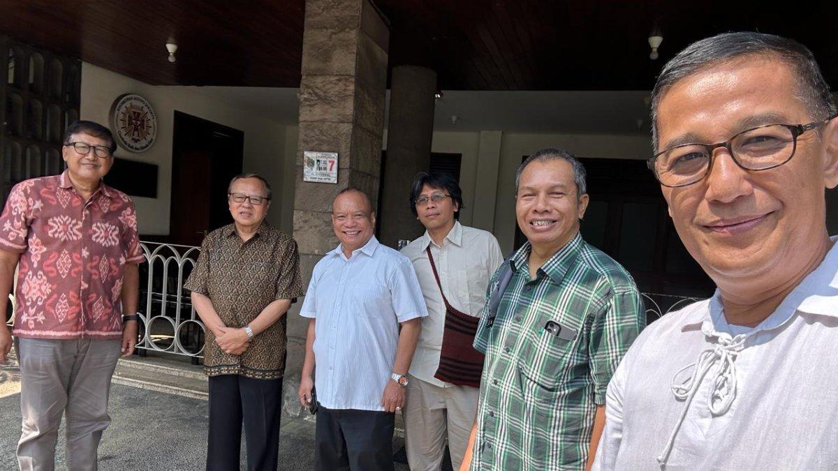 PAMITAN KE VATIKAN (kiri ke kanan): Augustinus Dwinarmiyadi, Kardinal Ignatius Suharyo, AM Putut Prabantoro, Algooth Putranto, Gora Kunjangan dan Mayong Suryolaksono (kanan), menyusul  Paguyuban Wartawan Katolik Indonesia (PWKI)  berpamitan di di Jakarta, Rabu (10/04/2024). PWKI berencana bertolak ke Vatikan pekan ini.