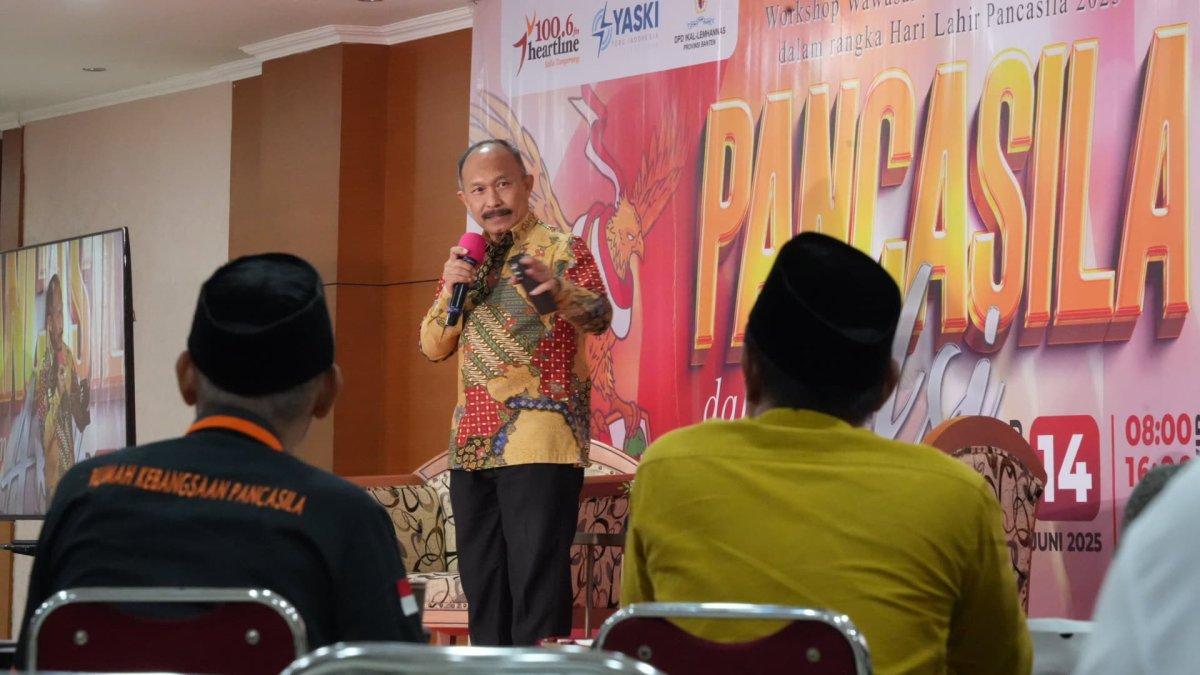 PANCASILA DALAM AKSI - Ketua DPD IKAL LEMHANNAS Provinsi Banten, Mayjen TNI Achmad Yuliarto dalam pembekalannya tentang Pancasila di Radio Heartline,  Karawaci, Tangerang, Sabtu (14/06/2025).