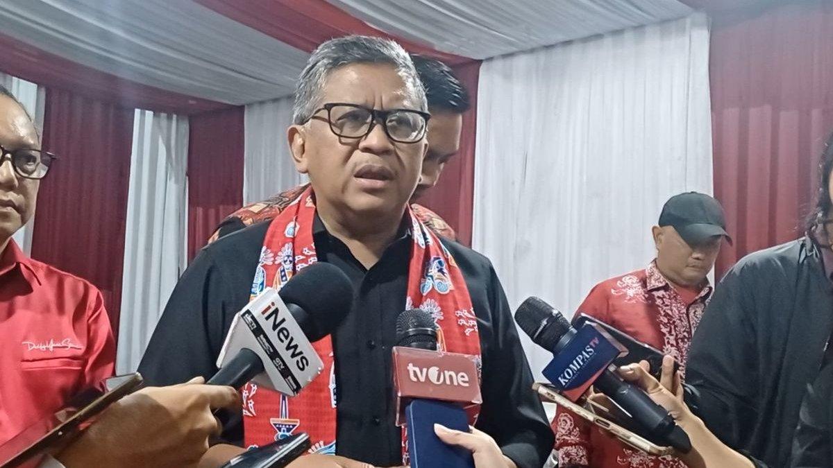 Sekretaris Jenderal (Sekjen) PDIP Hasto Kristiyanto saat memberikan keterangan pers di kediaman Megawati Soekarnoputri, Kebagusan, Jakarta Selatan, Rabu (27/11/2024).
