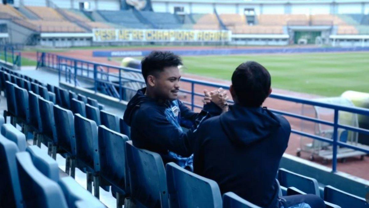 PEMAIN ANYAR PERSIB - Momen perkenalan Saddil Ramdani resmi berseragam Persib Bandung, Rabu (11/6/2025).
