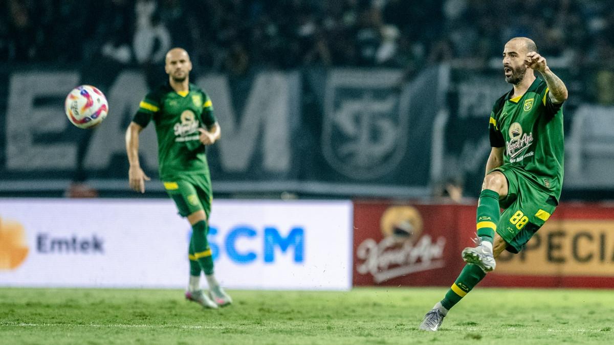 PEMAIN PERSEBAYA - Milos Raickovic saat bermain bersama Persebaya Surabaya, dalam Team Launching Game melawan PSS Sleman malam (19/7/2025).