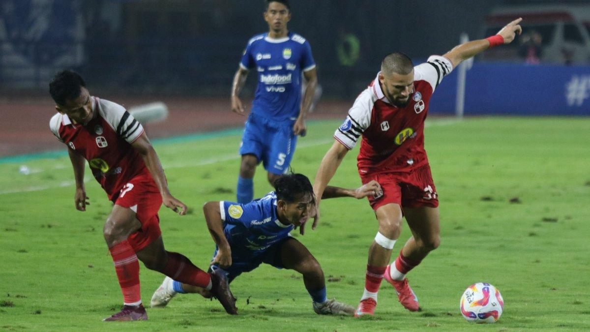 PERSIB VS BARITO - Aksi laga Persib Bandung vs Barito Putera pada pekan ke-31 Liga 1 2024-2025, di Stadion Gelora Bandung Lautan Api (GBLA), Jumat (9/5/2025). Pertandingan berakhir imbang 1-1.