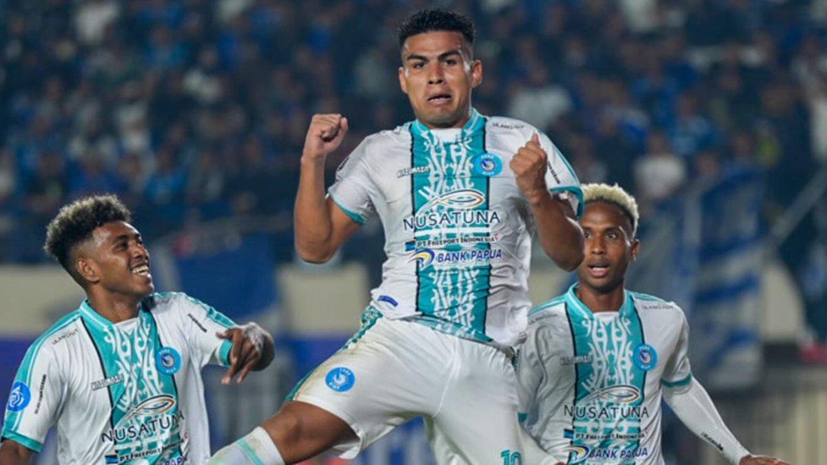 Selebrasi gol penggawa PSBS Biak Alexsandro saat mencatatkan namanya di papan skor pada laga kontra Persib Bandung di Stadion Si Jalak Harupat, Soreang, Bandung, Jumat (9/8/2024).