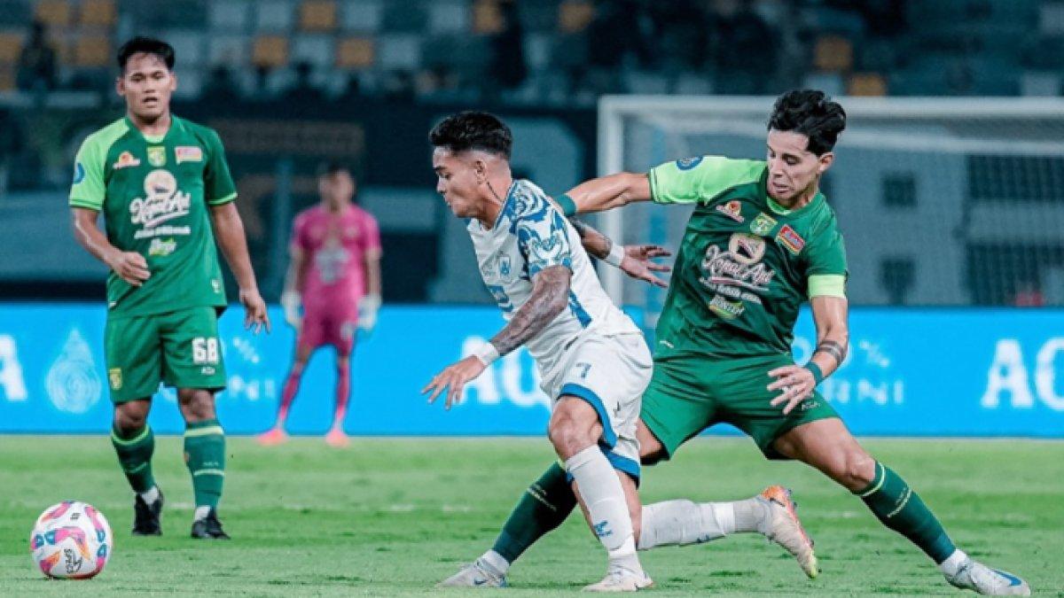 LAGA PERSEBAYA SURABAYA VS PSIS - Cuplikan pertandingan Persebaya Surabaya kontra PSIS Semarang di Stadion Gelora Bung Tomo (SUGBT), Surabaya, Jawa Timur yang berkesudahan dengan skor seri 1-1, Rabu (12/3/2025).
