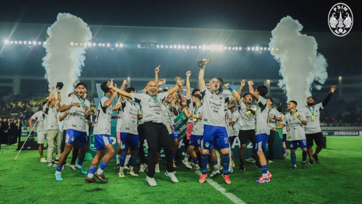 SELEBRASI PSIM YOGYAKARTA - Selebrasi juara skuad PSIM Yogyakarta saat angkat trofi Liga 2 2024/2025 seusai menang kontra Bhayangkara FC, di Stadion Manahan, Solo, Jawa Tengah, Rabu (26/2/2025).