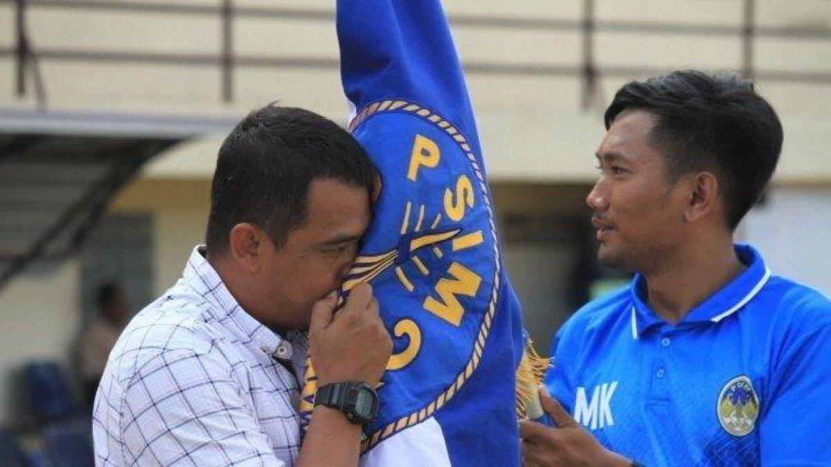 Pelatih PSIM Yogyakarta, Erwan Hendarwanto mencium bendera lambang klub di Liga 2 2024/2025.