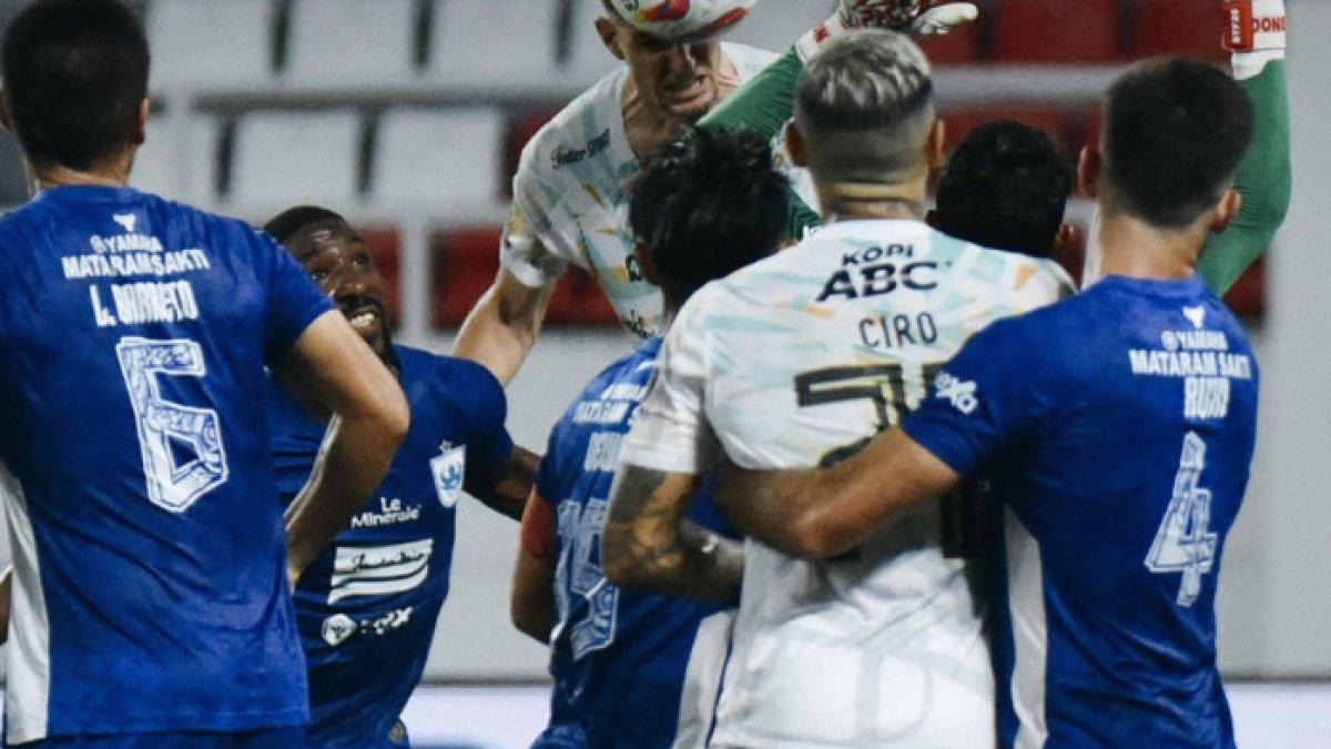 PSIS Semarang Vs Persib Bandung - Cuplikan pertandingan PSIS Semarang kontra Persib Bandung saat Nick Kuipers sukses lesatkan gol ke gawang Syahrul Trisna di pekan ke-22 Liga 1 2024/2025 di Stadion Jatidiri, Semarang, Jawa Tengah, Minggu (9/2/2025).