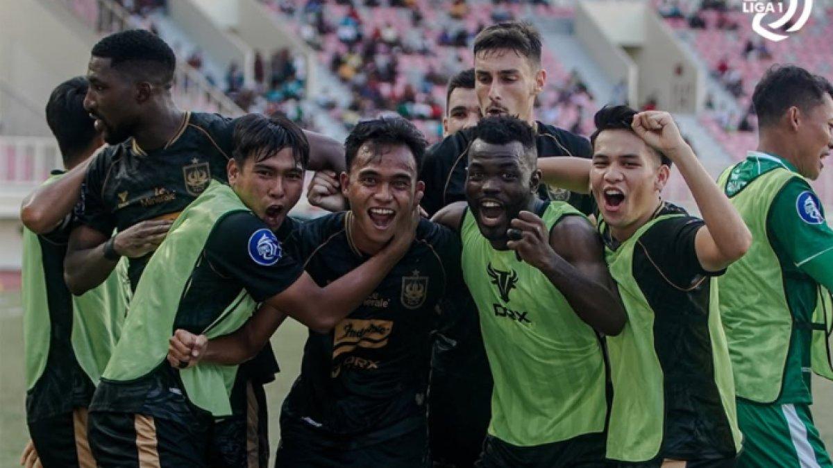 Selebrasi kemenangan penggawa PSIS Semarang kontra PSBS Biak di Stadion Lukas Enembe, Jayapura, Minggu (26/1/2025).