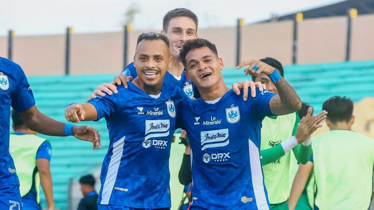 Cuplikan pertandingan saat para penggawa PSIS Semarang melakukan selebrasi gol Gali Freitas di laga kontra PSBS Biak di Stadion Moch Soebroto, Magelang, Jawa Tengah, Jumat (23/8/2024).