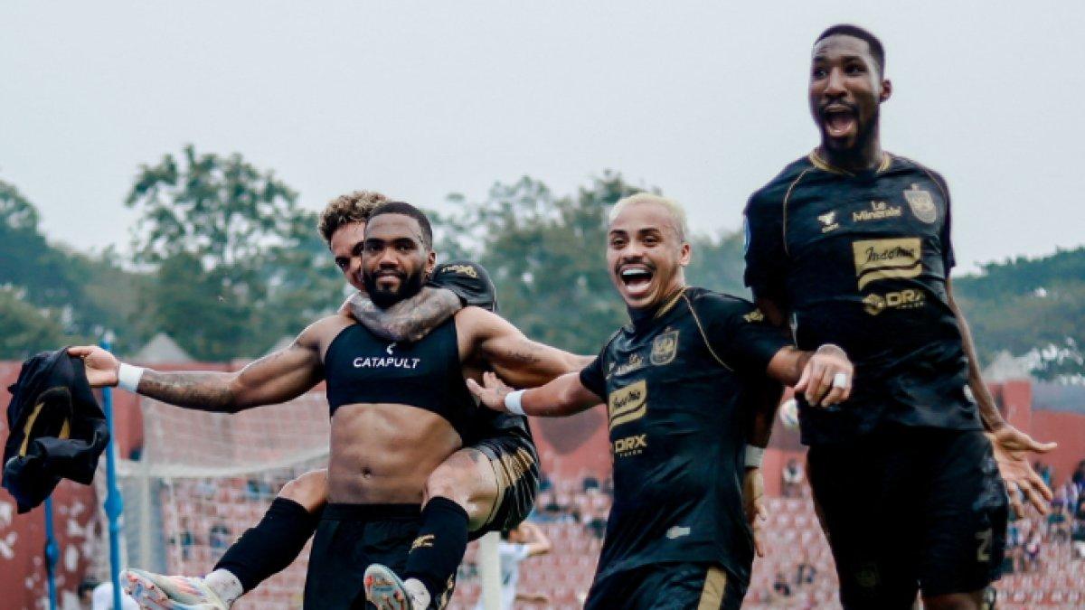 Para pemain PSIS Semarang melakukan selebrasi setelah Evandro Brandao mencetak gol ke gawang Persik Kediri, Sabtu (23/11/2024) di Stadion Brawijaya, Kediri, Jawa Timur dalam lanjutan pekan ke-11 Liga 1 2024/2025.