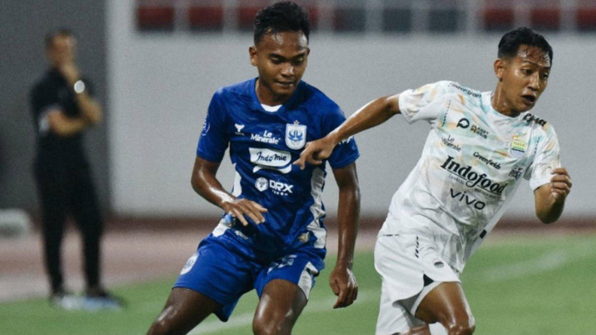 PSIS Semarang Vs Persib Bandung - Cuplikan pertandingan di babak pertama PSIS Semarang kontra Persib Bandung di pekan ke-22 Liga 1 2024/2025 di Stadion Jatidiri, Semarang, Jawa Tengah, Minggu (9/2/2025).