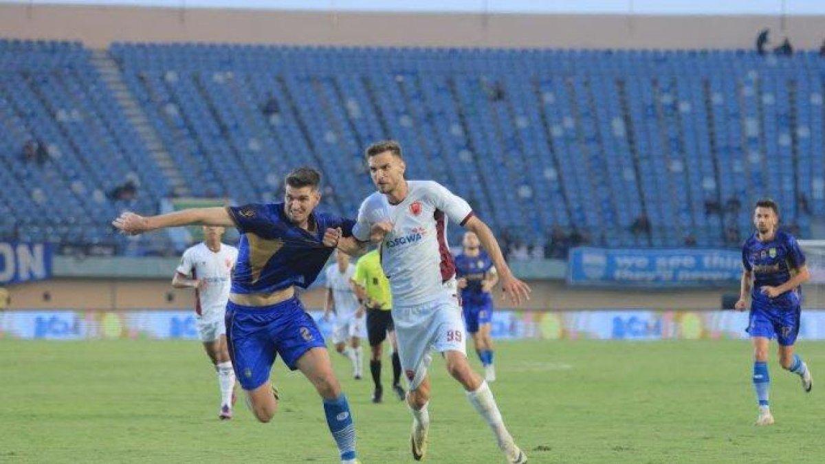 Striker PSM Makassar, Nermin Haljeta berduel dengan bek Persib Bandung, Nick Kuipers di Stadion Si Jalak Harupat, Kabupaten Bandung, Jawa Barat pada Jumat (19/7/2024). Pemain asing PSM Makassar masih butuh adaptasi.
