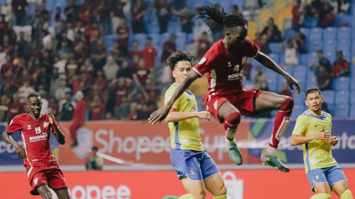 Cuplikan peluang PSM Makassar melalui Tito Okello saat berhadapan one on one dengan kiper BG Pathum di Stadion Batakan, Balikpapan, Rabu (21/8/2024).