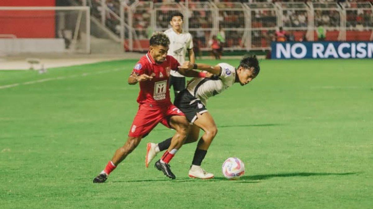Cuplikan laga Malut United kontra PSM Makassar, duel Yance Sayuri dan bek Juku Eja di Stadion Kie Raha, Maluku Utara, Selasa (17/12/2024).
