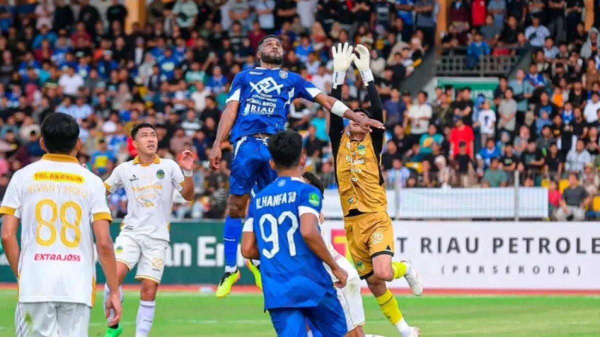 PSIM YOGYAKARTA VS PSPS PEKANBARU - Cuplikan pertandingan PSPS Pekanbaru vs PSIM Yogyakarta pada babak 8 besar Liga 2 2024/2025, 26 Januari 2025.