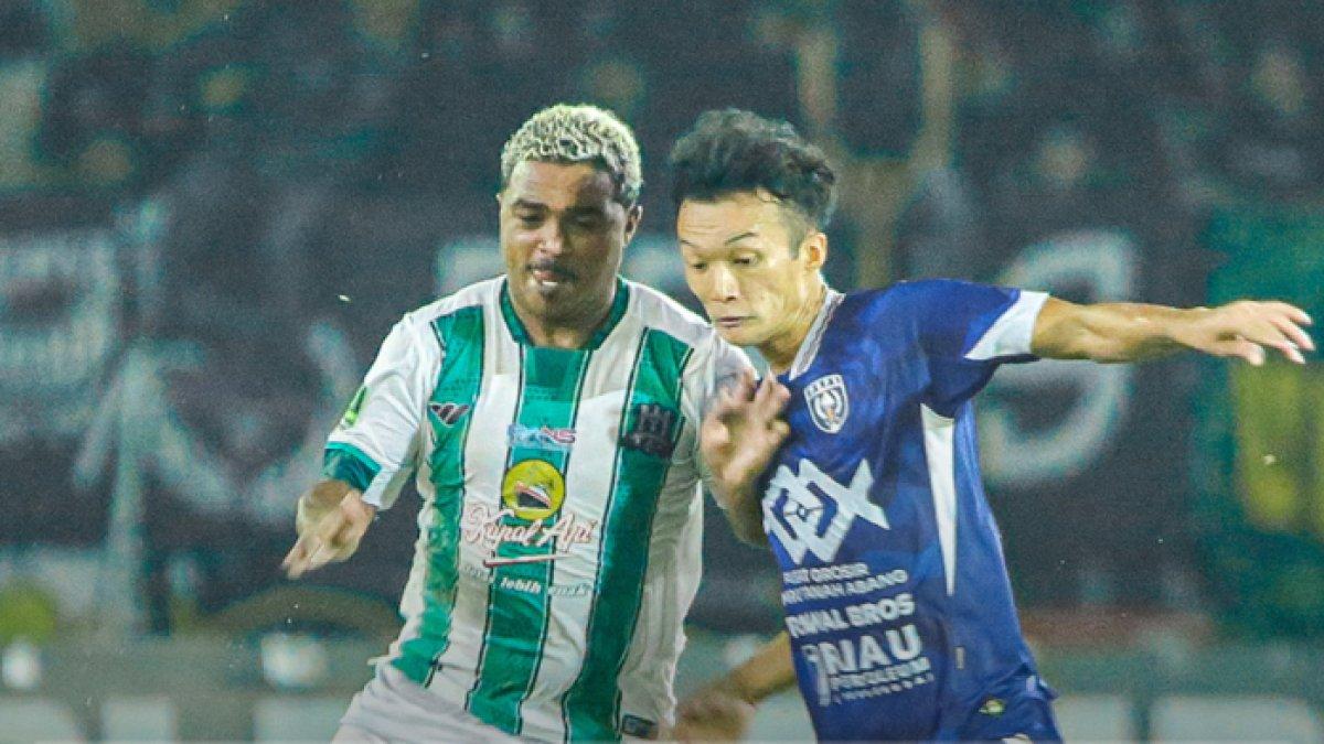 PSPS Pekanbaru Vs Deltras FC - Momen duel sengit pemain Deltras FC Emerson (kiri) berduel dengan pemain PSPS Pekanbaru, Noriki Akada (kanan).