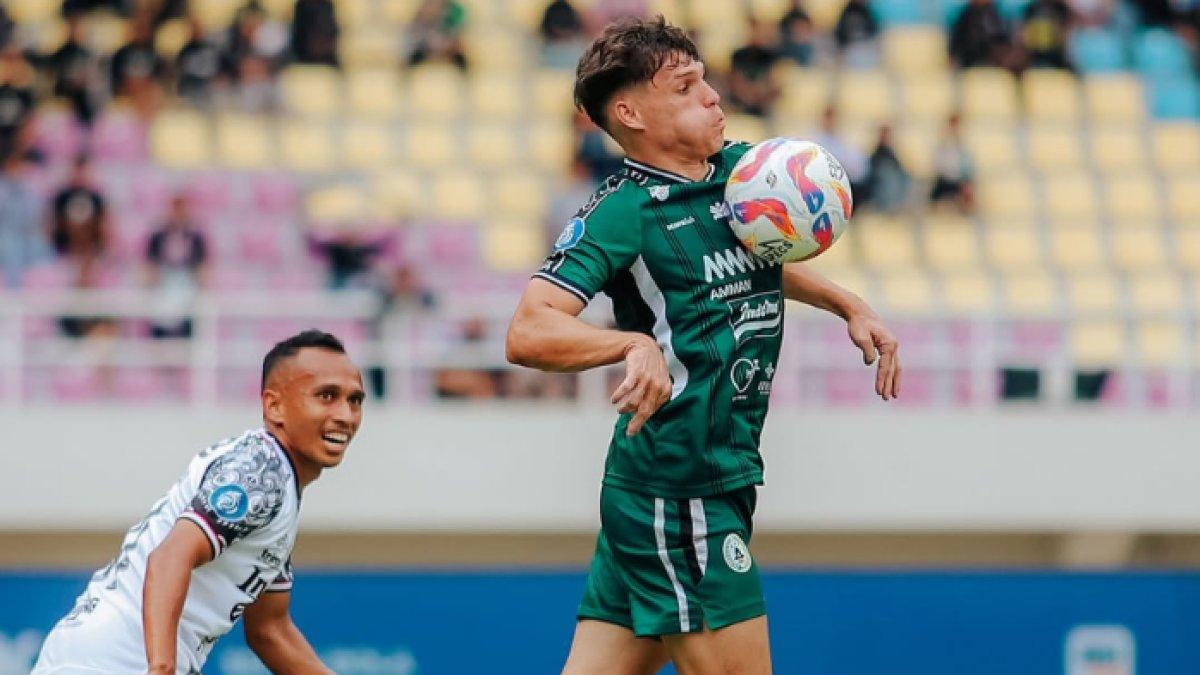PSS Sleman Vs Bali United - duel PSS Sleman di laga kontra Bali United antara Vico Duarte dan Irfan Jaya yang berlangsung di Stadion Manahan Solo, Jawa Tengah, Minggu (9/2/2025).