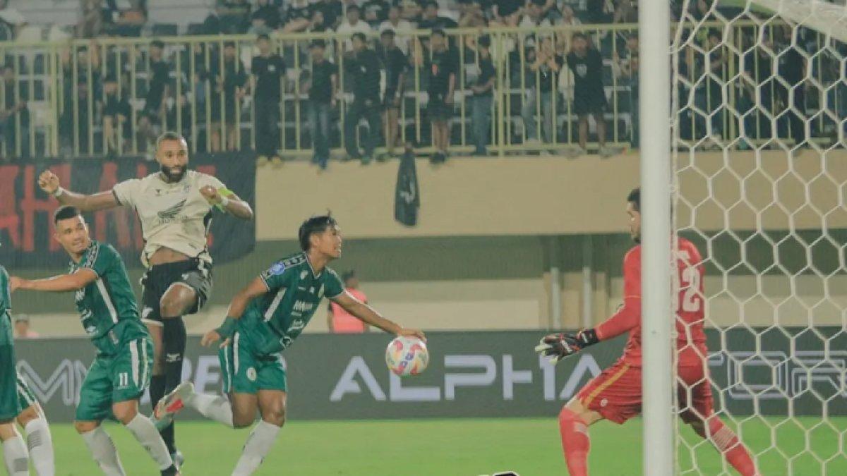 PSS SLEMAN VS PSM MAKASSAR - Cuplikan laga PSS Sleman kontra PSM Makassar saat Yuran Fernandes realisasikan peluang. Hasil PSS Sleman kontra PSM Makassar, VAR kontradiktif, pecah telur dan tugas goib Yuran Fernandes yang kerap beri ancaman, skor 2-1 di babak pertama