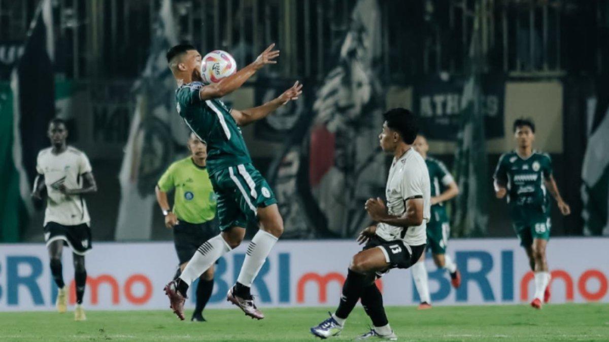 PSS SLEMAN VS PSM MAKASSAR - cuplikan duel dalam laga PSS Sleman kontra PSM Makassar di Stadion Maguwoharjo, Sleman, Yogyakarta, Sabtu (3/5/2025).