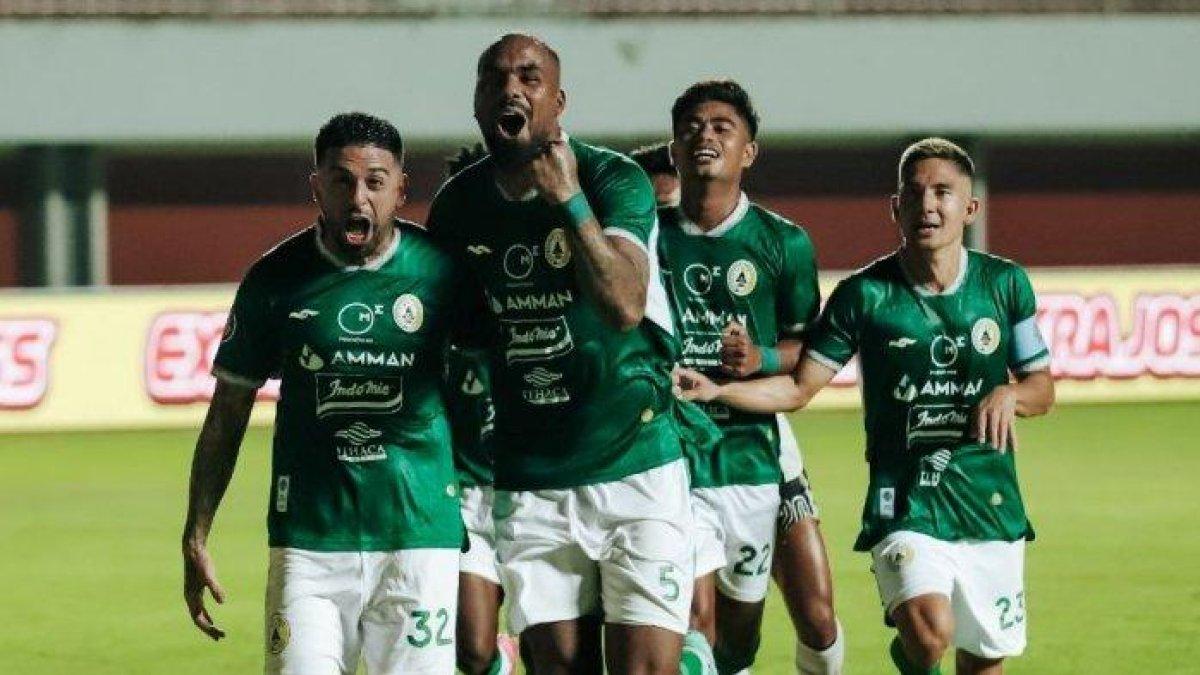 Para pemain PSS Sleman merayakan gol ke gawang RANS Nusantara FC di Maguwoharjo, Jumat (8/12/2023).
