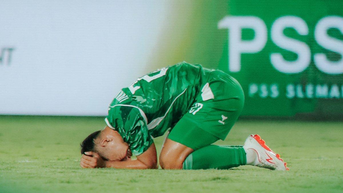 Potret pemain PSS Sleman yang tertunduk setelah dikalahkan Malut United dengan skor 0-1 dalam lanjutan pekan ketujuh Liga 1 2024/2025 di Stadion Manahan, Solo, Jawa Tengah pada Kamis (26/9/2024).