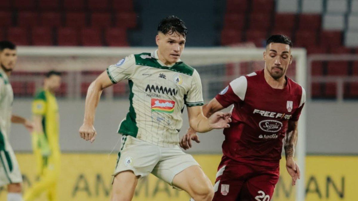 Cuplikan duel Vico Duarte dan Lautaro Bellegia pada laga PSS Sleman kontra Persis Solo pada pekan ke-27 Liga 1 2024/2025 di Stadion Jatidiri, Semarang, Jawa Tegngah, Selasa (11/3/2025).