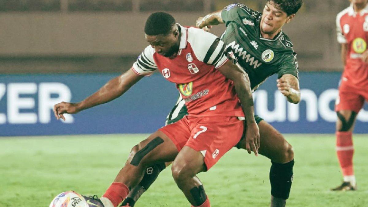 AKSI LAGA - Duel sengit di laga PSS Sleman kontra Barito Putera di pekan ke-25 Liga 1 2024, Senin (3/3).