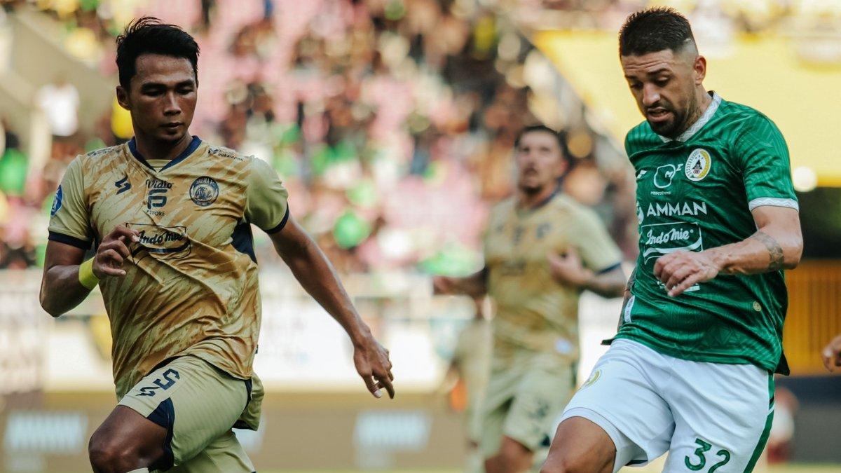 Cuplikan pertandingan PSS Sleman kontra Arema FC, Bagas Adi (kiri) bayangi pergerakan Jonathan Bustos (kanan) di Stadion Manahan, Solo, 15 April 2024.
