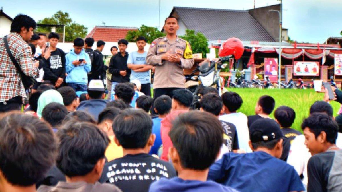 Potret Bhabinkamtibmas Jeron dan Ketitang Polsek Nogosari, Boyolali, Brigadir Agus Kurniawan saat memberikan himbauan kepada masyarakat terutama para remaja.