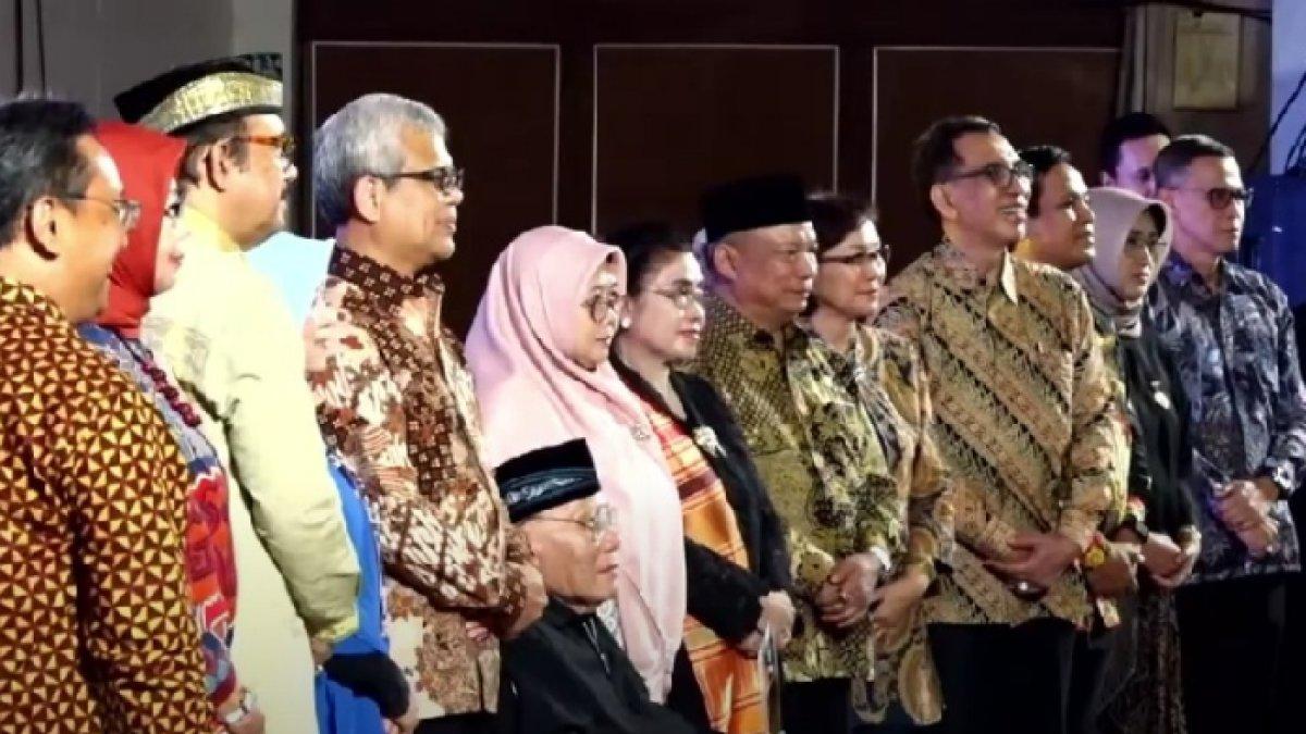 Para Penerima Penghargaan Insan Berprestasi UNSberfoto bersama (dari ki-ka) - Dewi Purnamaningsih yang mewakili Joseph Rahardjo (berkebaya biru), Rektor UNS Prof. Dr Hartono dr, M.Si (tengah berkacamata),  Sadjiman Ebdi Sanyoto (duduk di kursi roda), KBRAy S. Fatimah Retno Hapsari mewakili KGPH Haryo Mataram (berkebaya biru gelap) dan AM Putut Prabantoro (batik berpeci) di Gedung Auditorium UNS, GPH Haryo Mataram, Jumat (02/05/2025).