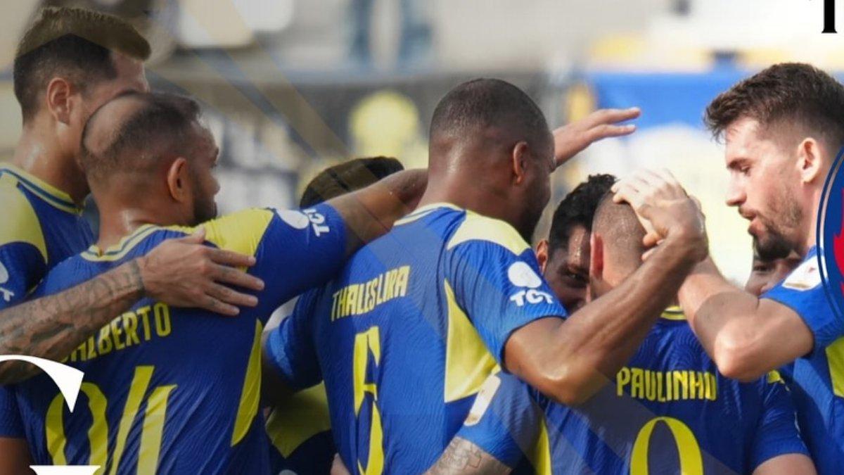 ISL ALL STAR VS AREMA FC - Para pemain Arema FC berselebrasi setelah mencetak gol ke gawang ISL All Star di Stadion Jalak Harupat, Bandung, Jawa Barat pada Selasa, 8 Juli 2025.
