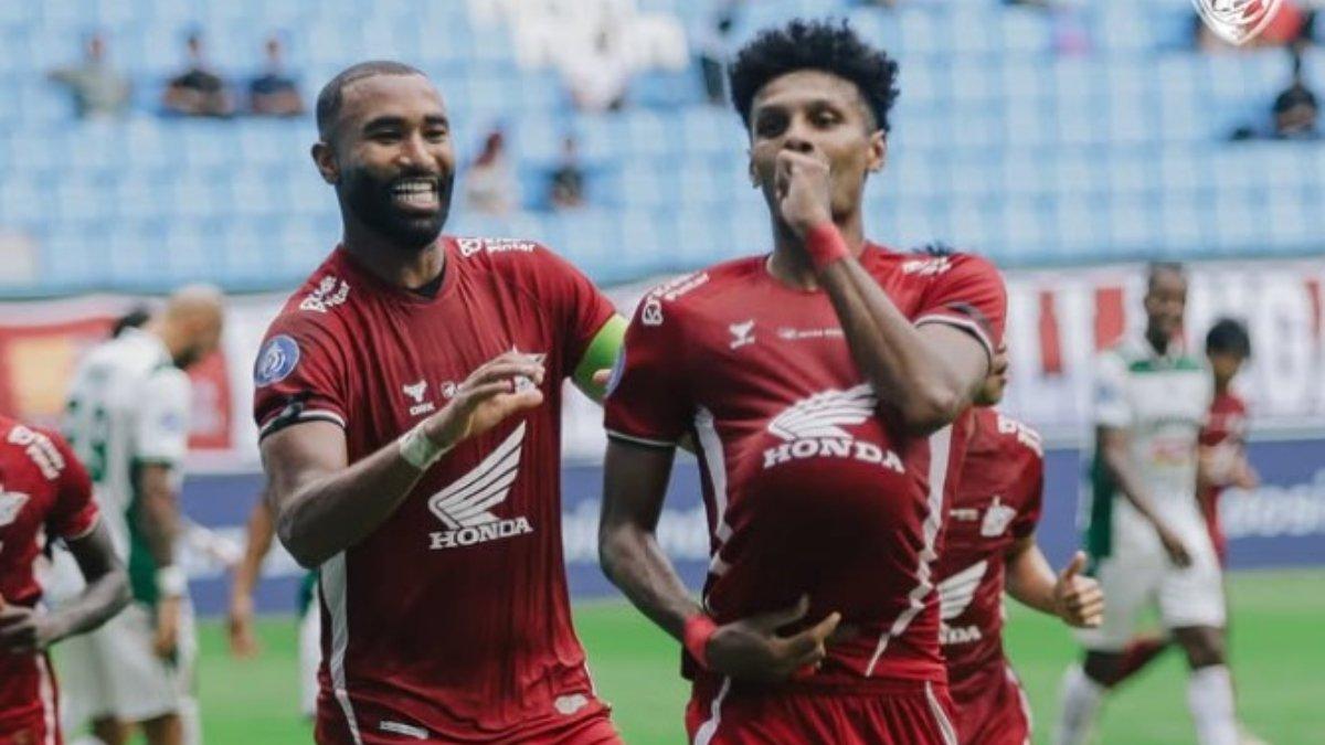 Para pemain PSM Makassar melakukan selebrasi setelah menjebol gawang PSS Sleman di pekan ke-14 Liga 1 2024/2025.