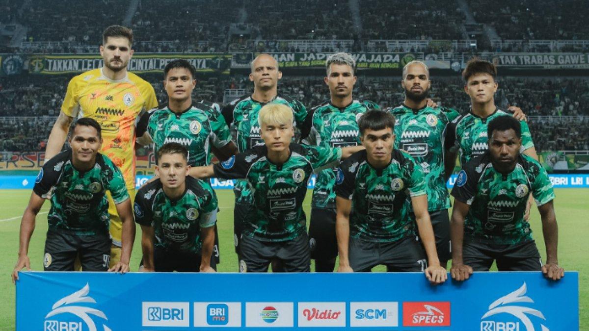 Para pemain PSS Sleman saat melakukan sesi foto sebelum berlaga di pertandingan Liga 1 2024/2025.