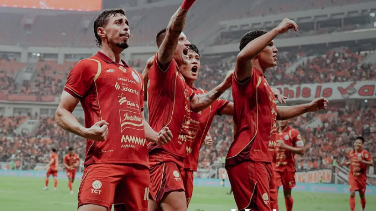 Para pemain Persija Jakarta merayakan gol saat lawan Arema FC di Jakarta International Stadium, Sabtu (26/7/2025).