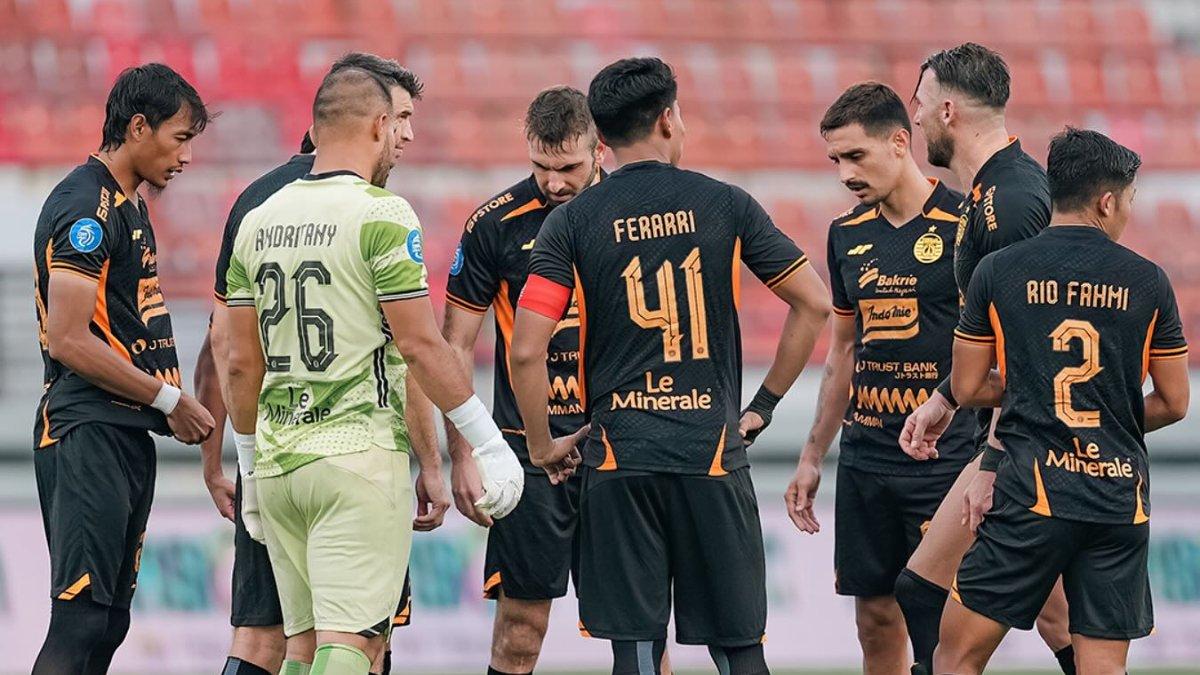 CUPLIKAN LAGA PSM MAKASSAR VS PERSIJA JAKARTA - Para pemain Persija Jakarta saat menghadapi PSM Makassar dalam lanjutan pekan ke-24 Liga 1 2024/2025 di Stadion Kapten I Wayan Dipta, Gianyar, Bali pada Minggu, 23 Februari 2025.