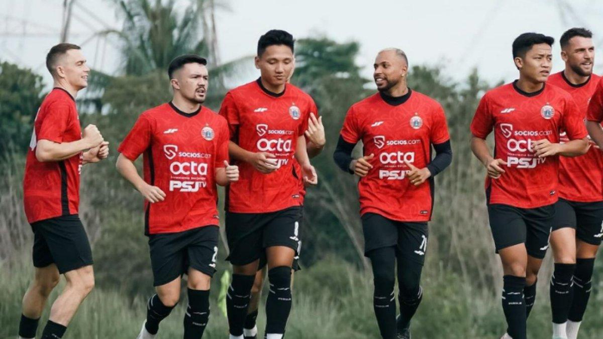 Para pemain Persija Jakarta sudah menggelar latihan perdana setelah jeda Liga 1 2023 di Nirwana Park, Bojongsari, Jawa Barat, Selasa (16/1/2024) sore.